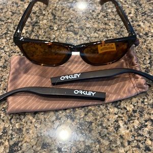 Oakley Frogskins and extra set of arms